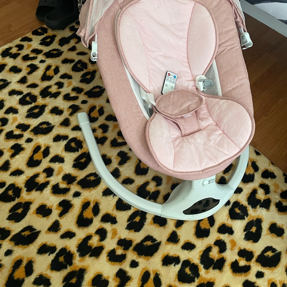 Pink Baby Rocker with Remote
Brand new, works perfectly used only 3 times